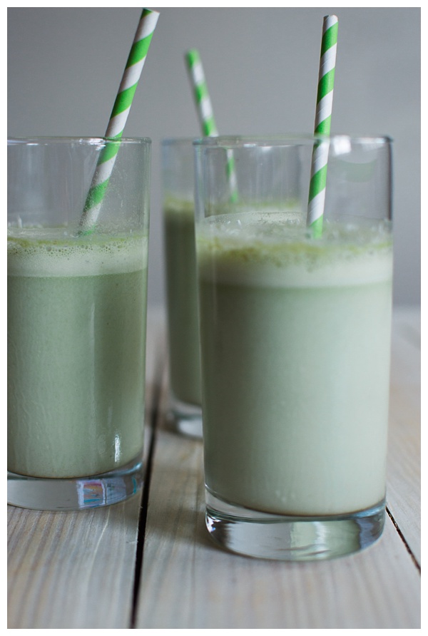 Matcha Smoothie -- Make your mornings easy & healthy with this delicious matcha smoothie. Made with almond milk, dates, matcha, and a hint of sea salt!