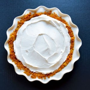 The EASIEST Graham Cracker Crust with a step-by-step photo tutorial. Perfect for cheesecakes, key lime pie, or peanut butter pie. | www.thehungrytravelerblog.com