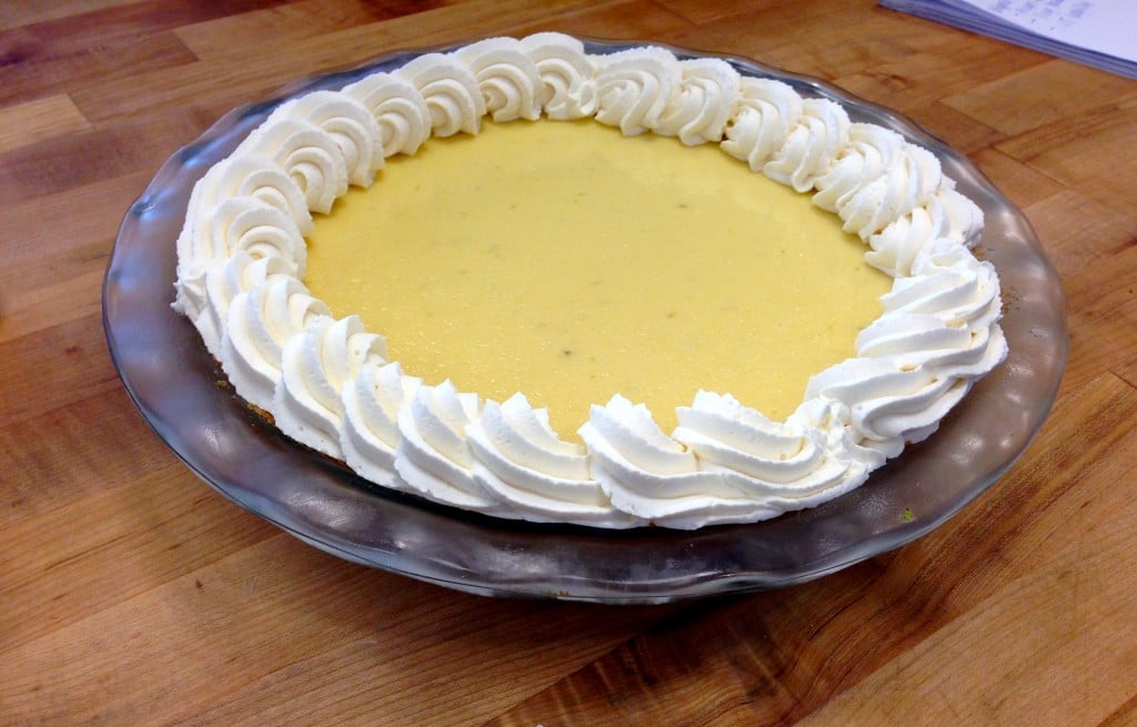 A simple border is a nice way to finish the easy key lime pie recipe. #Easy #KeyLimePie #Recipe