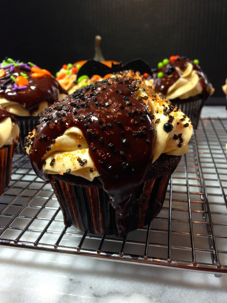 Peanut Butter & Chocolate Halloween Cupcakes #Cupcakes #Halloween #PeanutButter #Chocolate