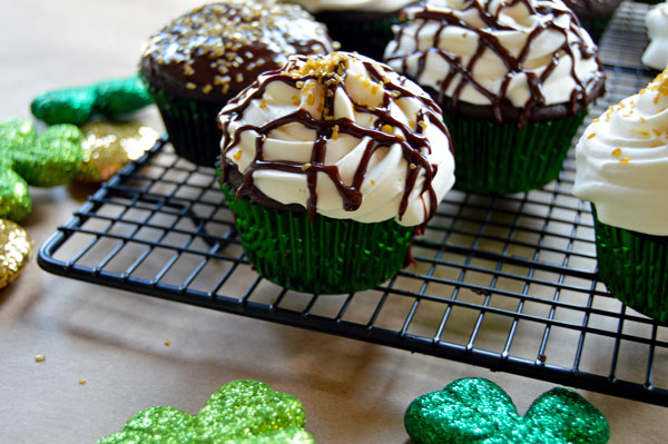 Guinness, Bailey's, and Jameson Irish Cupcakes | www.thehungrytravelerblog.com