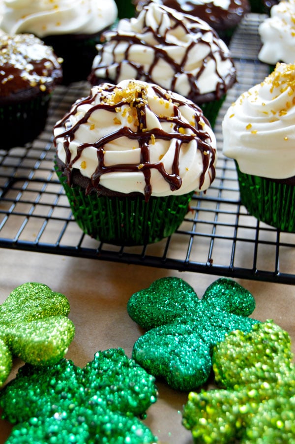 Guinness, Bailey's, and Jameson Irish Cupcakes | www.thehungrytravelerblog.com