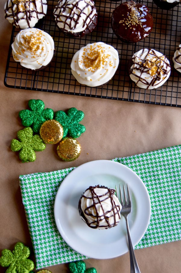 Guinness, Bailey's, and Jameson Irish Cupcakes | www.thehungrytravelerblog.com