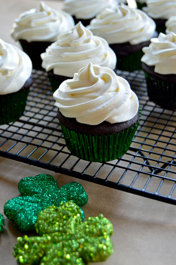 Guinness, Bailey's, and Jameson Irish Cupcakes | www.thehungrytravelerblog.com