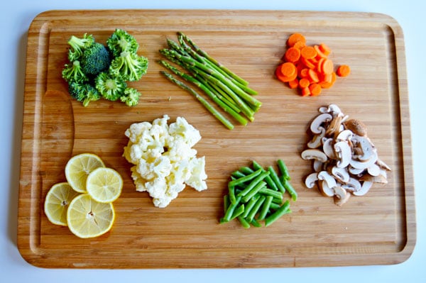 Veggie Packets - cooking vegetables in parchment is a healthy and delicious addition to your dinner. Only 12 minutes of cooking time and no clean up. Modify the recipe to use your favorite vegetables! | www.thehungrytravelerblog.com 