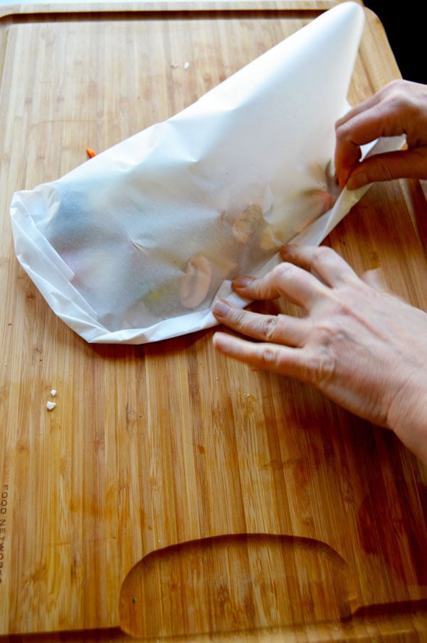 Veggie Packets - cooking vegetables in parchment is a healthy and delicious addition to your dinner. Only 12 minutes of cooking time and no clean up. Modify the recipe to use your favorite vegetables! | www.thehungrytravelerblog.com 