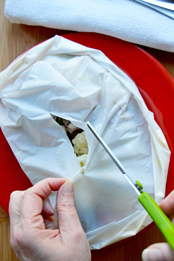 Veggie Packets - cooking vegetables in parchment is a healthy and delicious addition to your dinner. Only 12 minutes of cooking time and no clean up. Modify the recipe to use your favorite vegetables! | www.thehungrytravelerblog.com 