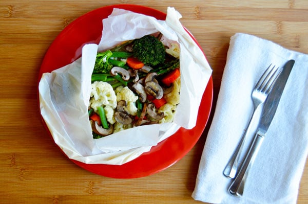 Veggie Packets - cooking vegetables in parchment is a healthy and delicious addition to your dinner. Only 12 minutes of cooking time and no clean up. Modify the recipe to use your favorite vegetables! | www.thehungrytravelerblog.com 