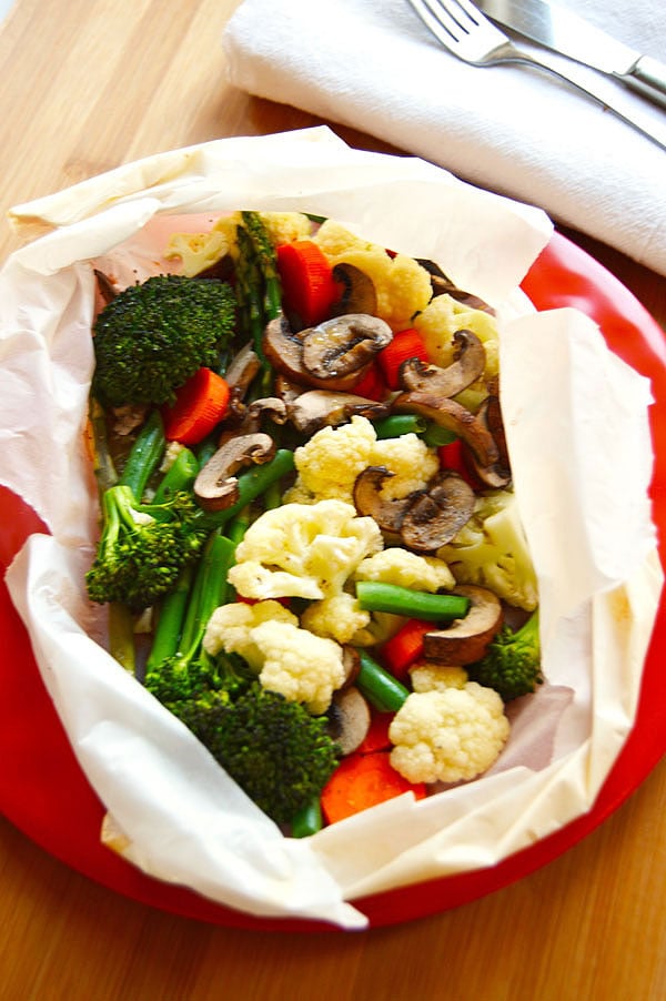 Veggie Packets - cooking vegetables in parchment is a healthy and delicious addition to your dinner. Only 12 minutes of cooking time and no clean up. Modify the recipe to use your favorite vegetables! | www.thehungrytravelerblog.com 