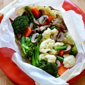 Veggie Packets - cooking vegetables in parchment is a healthy and delicious addition to your dinner. Only 12 minutes of cooking time and no clean up. Modify the recipe to use your favorite vegetables! | www.thehungrytravelerblog.com