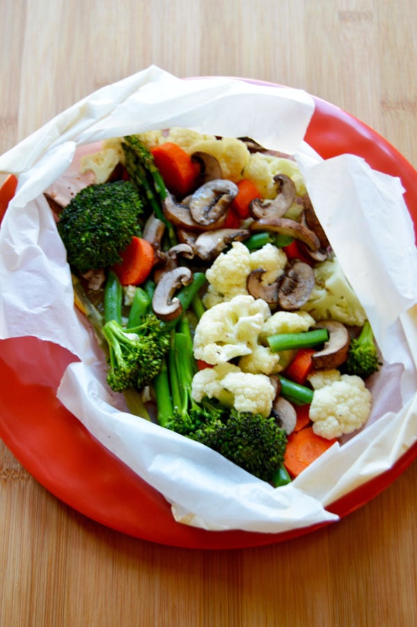 Veggie Packets - cooking vegetables in parchment is a healthy and delicious addition to your dinner. Only 12 minutes of cooking time and no clean up. Modify the recipe to use your favorite vegetables! | www.thehungrytravelerblog.com 