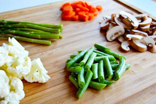 Veggie Packets - cooking vegetables in parchment is a healthy and delicious addition to your dinner. Only 12 minutes of cooking time and no clean up. Modify the recipe to use your favorite vegetables! | www.thehungrytravelerblog.com 