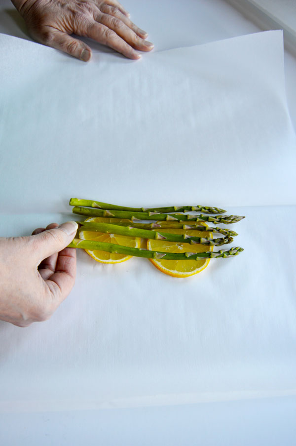 Veggie Packets - cooking vegetables in parchment is a healthy and delicious addition to your dinner. Only 12 minutes of cooking time and no clean up. Modify the recipe to use your favorite vegetables! | www.thehungrytravelerblog.com 