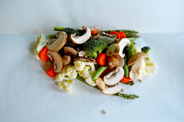 Veggie Packets - cooking vegetables in parchment is a healthy and delicious addition to your dinner. Only 12 minutes of cooking time and no clean up. Modify the recipe to use your favorite vegetables! | www.thehungrytravelerblog.com 