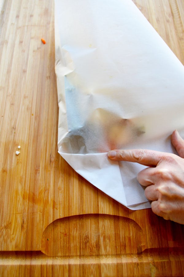 Veggie Packets - cooking vegetables in parchment is a healthy and delicious addition to your dinner. Only 12 minutes of cooking time and no clean up. Modify the recipe to use your favorite vegetables! | www.thehungrytravelerblog.com 