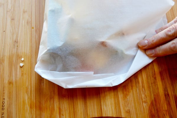 Veggie Packets - cooking vegetables in parchment is a healthy and delicious addition to your dinner. Only 12 minutes of cooking time and no clean up. Modify the recipe to use your favorite vegetables! | www.thehungrytravelerblog.com 