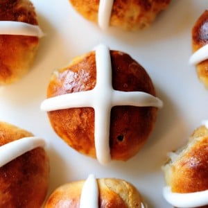 Hot Cross Buns: 11 Easter Recipes from Around the World | www.thehungrytravelerblog.com