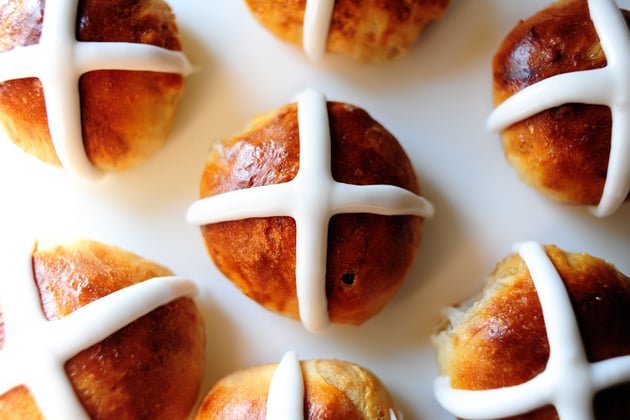 Hot Cross Buns: 11 Easter Recipes from Around the World | www.thehungrytravelerblog.com