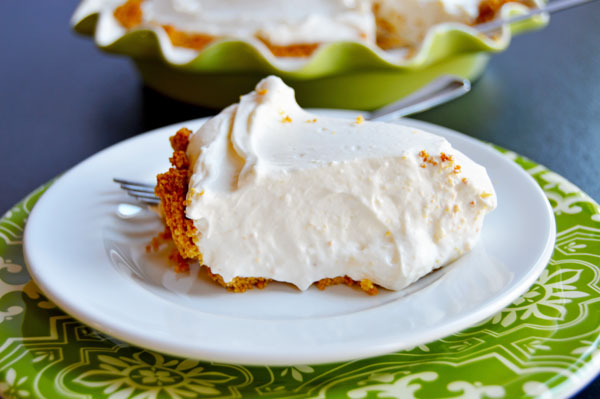 Fluffy Cheesecake: the QUICKEST and MOST DELICIOUS dessert! With 2 bowls, 7 ingredients, and less than 20 minutes you can have dessert ready to go. Perfect for parties and events. This is definitely a recipe to have in your repertoire. | www.thehungrytravelerblog.com