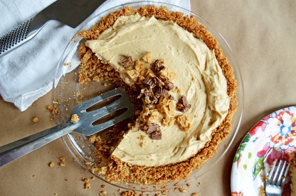 Peanut Butter Pretzel Pie | www.thehungrytravelerblog.com