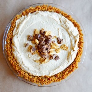 Peanut Butter Pretzel Pie | www.thehungrytravelerblog.com