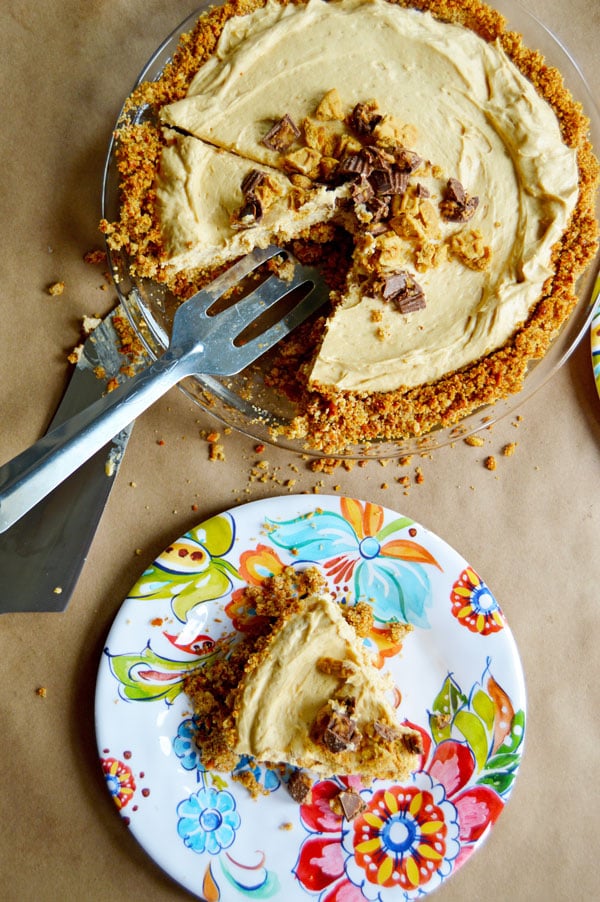 Peanut Butter Pretzel Pie | www.thehungrytravelerblog.com