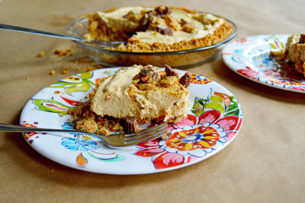 Peanut Butter Pretzel Pie | www.thehungrytravelerblog.com