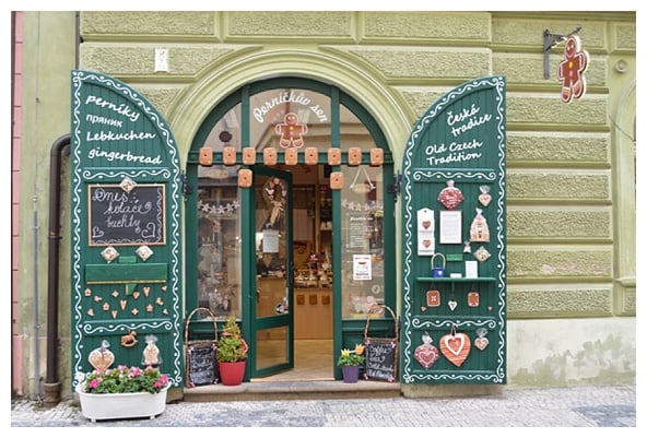 A delicious European Christmas cookies inspired by the Czech gingerbread kolache in Prague. A soft gingerbread base filled with poppy seeds and topped with a buttery streusel.