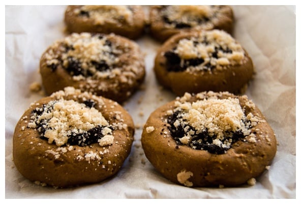 A delicious European Christmas cookies inspired by the Czech gingerbread kolache in Prague. A soft gingerbread base filled with poppy seeds and topped with a buttery streusel.