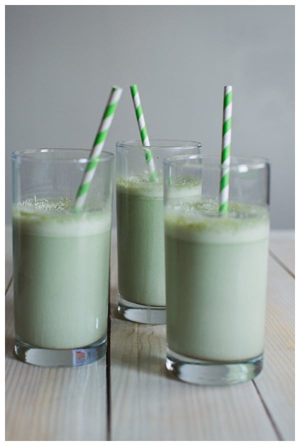 Matcha Smoothie -- Make your mornings easy & healthy with this delicious matcha smoothie. Made with almond milk, dates, matcha, and a hint of sea salt!